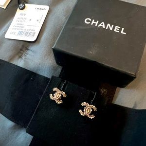 Chanel CC logo small earrings authentic NWT